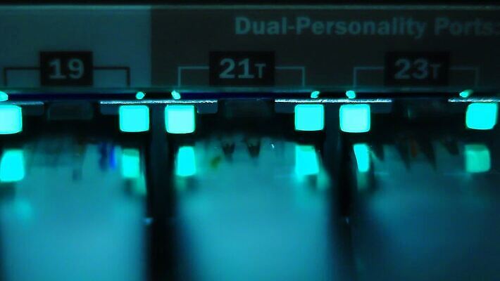 공공시설 산업 과학 백그라운드 인터넷 비즈니스 통신 기술 사람없음 파란색 컴퓨터 디지털 자료 방 장비 운전 정보 그물 네트워크 센터 연결 배열 서비스 보안 시스템 수납 스위치 주인 데이터베이스 방화벽 서버 신발장 줄서기 지원 터미널 하드웨어 네트워킹 MOV 해외동영상 클립영상 컬러 모션 안전 전자제품 시설 동영상 파일형식