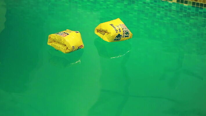 물결 파도 장난 표면 휴식 따뜻함 경비 안전 사람없음 물 파란색 장난감 반사 수영 장비 원형 구출 보호 플라스틱 당구 오브젝트 서비스 사인 보안 부표 보험 sos 구명용품 안전요원 생존 MOV 해외동영상 클립영상 자연요소 도형 바다 컬러 컨셉 재질 구기 수상스포츠 도움 안전장비 동영상 구조요청 파일형식