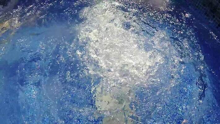 음료 파도 컬러 백그라운드 모션 자연 표면 사람없음 물 파란색 수중 스파 봄 거품 젖음 흐름 에너지 소용돌이 신선 뜨거움 투명 액체 떨어짐 더위 수증기 순수 질감 느림 내추럴 끓이기 위생관리 MP4 해외동영상 슬로모션 클립영상 자연요소 계절 바다 컨셉 날씨 촬영기법 관리 회오리 생태계 동영상 파일형식