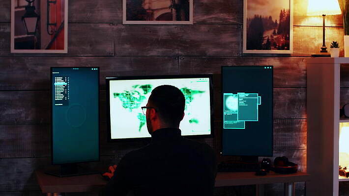 남자 인터넷 사람없음 컴퓨터 스크린 자료 웹 어둠 방 정보 네트워크 조직 그룹 바이러스 암호 위험 공격 비밀 사이버 보안 신분 감시 시스템 해킹 해커 깊이 사생활 서버 소프트웨어 악성코드 정부 프로그래밍 4K MOV 해외동영상 클립영상 컨셉 모션 안전 사람 전자제품 작업 범죄 동영상 개발 파일형식