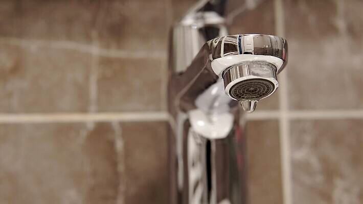 음료 백그라운드 컨셉 가정 주택 사람없음 물 파란색 빛 환경 금속 주방 장비 젖음 흐름 추위 욕실 흰색 물방울 신선 액체 고리 붓기 떨어짐 보호 빨래 은색 순수 싱크대 수도꼭지 고립 배관공 위생관리 철강 4K MP4 해외동영상 클립영상 자연요소 컬러 가사 모션 재질 관리 건물 개수대 동영상 파일형식