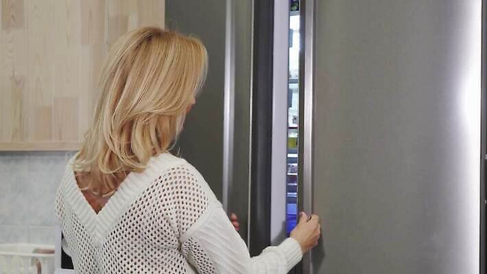 전통 라이프스타일 여자 음식 다이어트 가족 엄마 아파트 주택 건강 사랑 요리 한명 미소 내부 주방 요리사 식사 저녁식사 추위 신선 아내 선택 유기농 주부 전자 냉장고 레시피 성분 가정부 냉동고 4K MOV 해외동영상 클립영상 직업 1 웰빙 감정 컨셉 관계 표정 사람 건물 생활 가전제품 동영상 파일형식