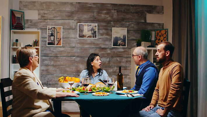 백인 할아버지 딸 행복 할머니 가족 탁자 엄마 주택 기념 함께함 실내 미소 사람 여러명 케이크 저녁식사 희망 기쁨 방 모임 축하 생일 그룹 아빠 야간 저녁 옛날 맛있는 4K MOV 해외동영상 클립영상 자연요소 서양인 여자 기념일 노년 남자 감정 가구 다수 컨셉 관계 디저트 표정 내부 건물 식사 동영상 파일형식