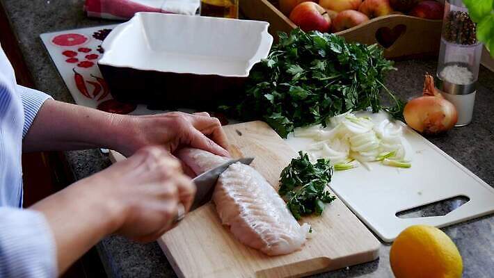 접시 음식 바다 조각 다이어트 재료 건강 육류 어류 요리 주방 식사 신선 맛 자르기 레몬 허브 해산물 준비 날것 소금 내추럴 생식 오메가 맛있는 4K MP4 해외동영상 클립영상 식물 식기 컨셉 과일 식재료 모션 수중동물 동영상 파일형식