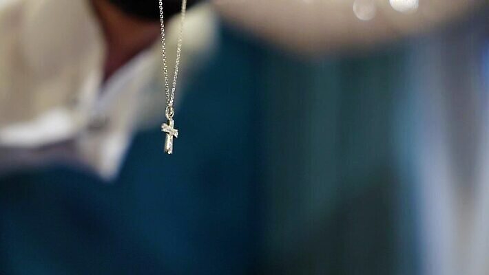 기독교 종교 상징 십자가 크리스마스 목걸이 장신구 사람없음 빛 유행 금속 성경 천주교 흰색 예수 화려 영혼 황금 고급 은색 보석 심볼 오브젝트 다이아몬드 신성 광택 목 숭배 신앙심 충실 팬던트 MOV 해외동영상 클립영상 기념일 컬러 컨셉 종교용품 재질 신체부위 신_종교 광석 동영상 파일형식