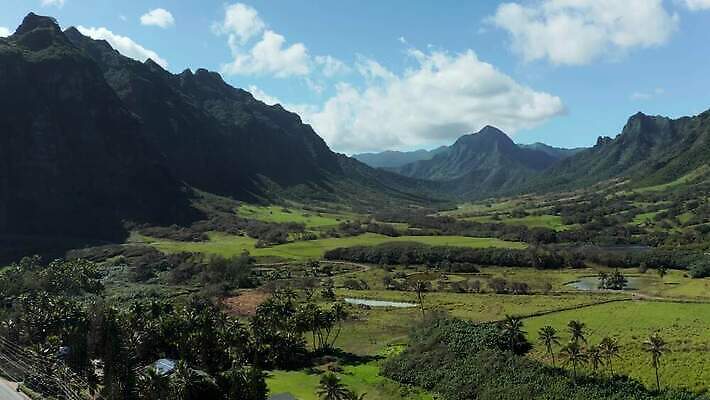 섬 자연 휴가 산 안테나 파노라마 사람없음 야외 초록색 계곡 목장 언덕 산등성이 회전 하와이 내추럴 드론 패닝샷 쥬라기 4K MOV 해외동영상 클립영상 컬러 통신 촬영기법 미국 생태계 동영상 파일형식