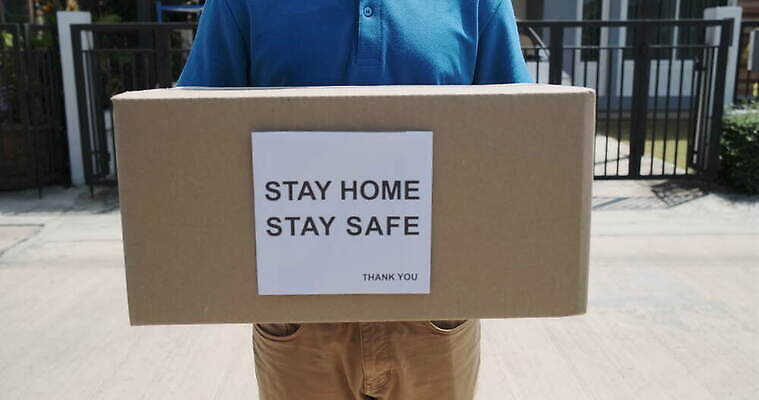 직업 라이프스타일 여자 남자 유니폼 가방 거리 주택 한명 사람 쇼핑 상자 문 상점 표현 업무 시장 배달원 구매 상품 고객 서비스 주기 유기농 패키지 질서 소매 온라인 물류 판지 돌봄 체크아웃 안락 4K MOV 해외동영상 클립영상 1 웰빙 잡화 옷 컨셉 모션 건물 생활 예절 작업 동영상 파일형식