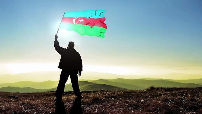 실루엣 파도 백그라운드 컨셉 산 한명 서기 사람 야외 파란색 힘 수확 깃발 잡기 고리 정상 심볼 언덕 긍정 애국심 발견 독립 승자 아제르바이잔 필승 자극 4K MP4 해외동영상 클립영상 1 나라 바다 컬러 농업 모션 촬영기법 우승 동영상 파일형식