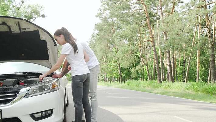 커플 남자 여행 교통시설 자동차 스트레스 두명 스마트폰 손상 운전 덮개 분노 짜증 시골 긴급 도움 운전사 실패 좌절 사건 고장 불안 서비스 고민 부름 문제 엔진 정비공 보험 보닛 모터 깨짐 단절 자동 헬프 혼란 4K MOV 해외동영상 클립영상 직업 감정 육상교통 교통 컨셉 관계 모션 사람 핸드폰 스마트기기 뚜껑 기술자 시설 동영상 파일형식