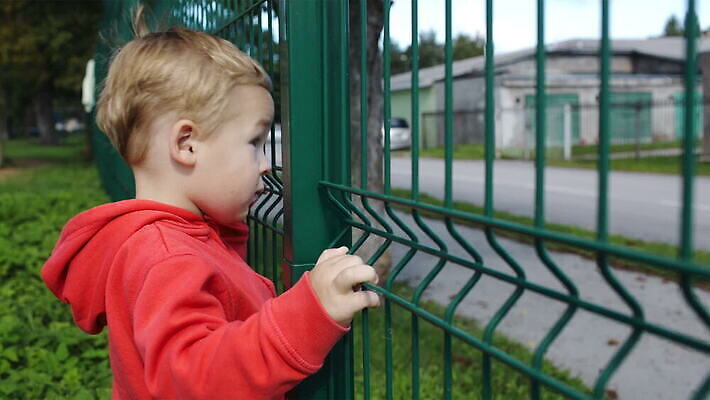 공원 어린이 소년 울타리 유치원 도시 체험 놀이터 호기심 걸음마 한계 혼자 MOV 해외동영상 클립영상 공공시설 교육 남자 감정 컨셉 모션 놀이 사람 담장 동영상 파일형식