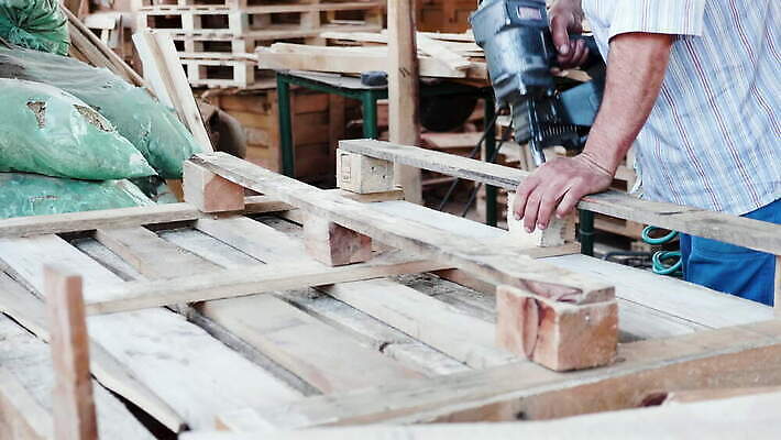직업 손 산업 노동자 주택 관리 손잡이 야외 빛 장비 기구 공구 업무 작업실 닫기 작음 자르기 천 목수 목공예 편리함 내추럴 솜씨 수목 업그레이드 조작 패닝샷 핸드메이드 4K MOV 해외동영상 클립영상 컨셉 모션 촬영기법 건물 신체부위 도구 직물 작업 크기 공예 동영상 파일형식