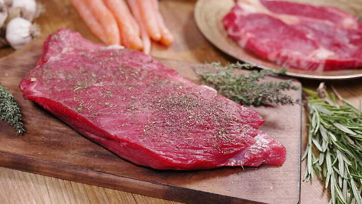 동물 접시 잡화 음식 조각 백그라운드 다이어트 채소 양파 건강 마늘 육류 돼지고기 스테이크 요리 비프스테이크 사람없음 빨간색 주방 식당 식사 당근 소고기 신선 혈액 그릴 바비큐 자르기 날것 슬라이스 후추 로즈메리 내추럴 단백질 식용 4K MOV 해외동영상 클립영상 식기 컬러 식재료 모션 주방용품 뿌리채소 서양음식 상점 허브 향신료 동영상 영양소 파일형식