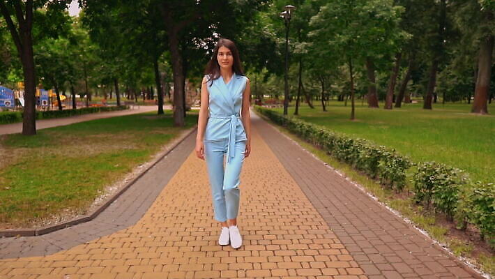 백인 모델 학생 라이프스타일 공원 여자 행복 감정 여행 백그라운드 운동화 모션 자연 거리 갈색머리 한명 미소 사람 풍경 정장 20대 성인 야외 여름 햇빛 뷰티 섹시 유행 걷기 기쁨 도시 비즈니스우먼 즐거움 긍정 주말 느림 MOV 해외동영상 클립영상 서양인 1 헤어스타일 옷 계절 공공시설 신발 컨셉 비즈니스 표정 청년 생활 태양 직장인 생태계 동영상 파일형식