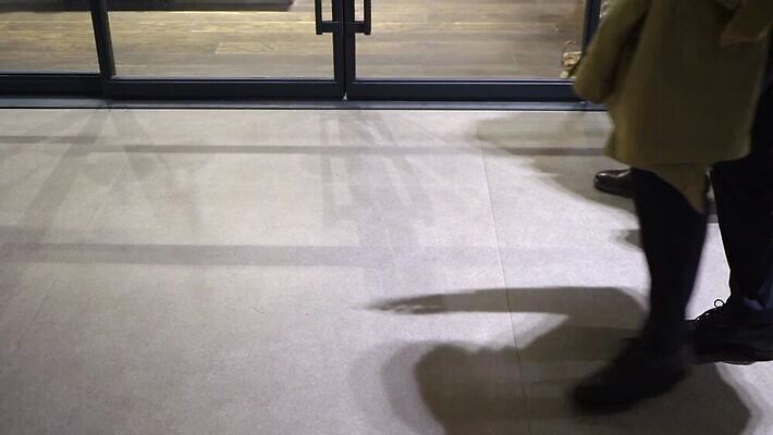 백인 남자 신랑 결혼 신발 비즈니스 호텔 아파트 정장 사람없음 건물 사무실 문 힘 비즈니스맨 클래식 고급 저녁 시작 경영자 전용 MOV 해외동영상 클립영상 서양인 건축물 옷 컨셉 숙소 주택 사람 이벤트 직장인 야간 리더 동영상 파일형식