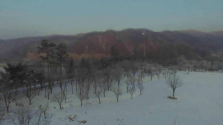 나무 계절 공원 물결 파도 겨울 밭 자연 하늘 아침 날씨 한국 사람없음 목재 빨간색 빛 햇빛 태양 일출 환경 일몰 흰색 시골 깃발 숲 큼 장면 봉 상록수 일반 넘어짐 드론 생태학 눈내림 4K MOV 해외동영상 클립영상 주간 자연요소 식물 공공시설 교육 아시아 바다 컬러 농업 재료 모션 눈_날씨 노을 크기 생태계 동영상 파일형식