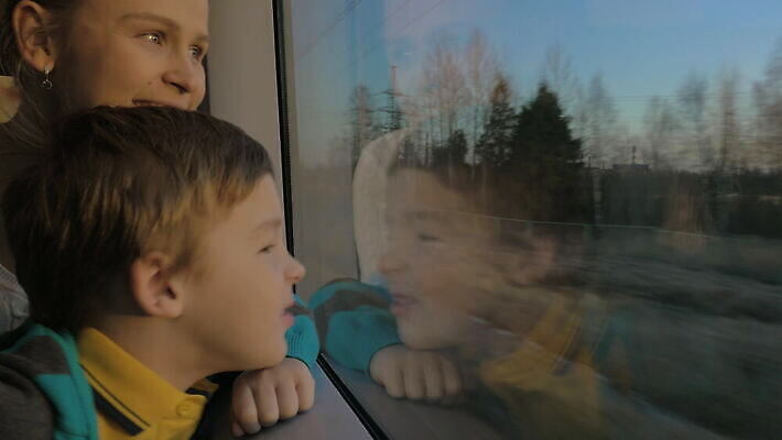 행복 산업 아들 어린이 여행 의자 창문 가족 엄마 말하기 사람없음 야외 초록색 금발 장난감 햇빛 기차 화물 관찰 승차 속도 시설 지역 방법 흥미 4K MOV 해외동영상 클립영상 헤어스타일 감정 육상교통 컬러 가구 컨셉 관계 모션 대중교통 사람 태양 운송업 동영상 파일형식