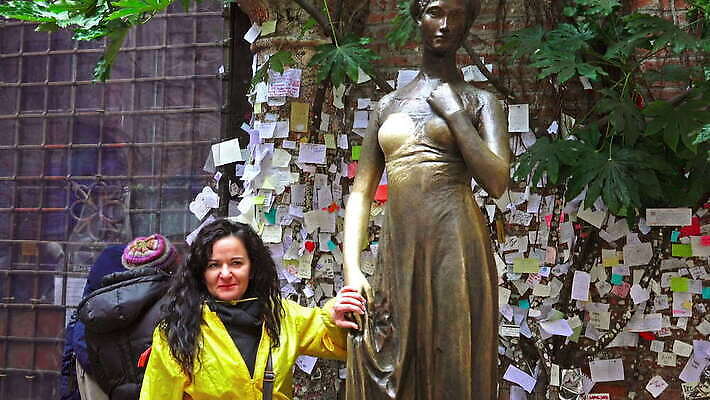 전통 손 유럽 벽 여행 건축양식 벽돌 주택 한명 건물 여행객 이탈리아 낭만 터치 골동품 발코니 중세 역사 지중해 장면 랜드마크 베로나 비극 옛날 1인칭시점 4K HD MOV 해외동영상 클립영상 1 건축물 시선 건축 나라 바다 컨셉 사람 신체부위 동영상 파일형식