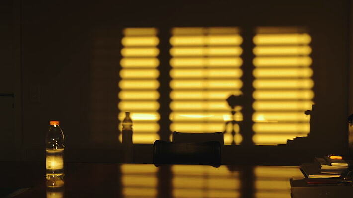 가구 의자 탁자 그림자 사람없음 사무실 어둠 황혼 블라인드 책상 4K 타임랩스 MOV 해외동영상 클립영상 생활용품 비즈니스 촬영기법 일몰 커튼 동영상 파일형식