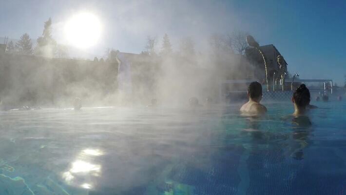 라이프스타일 커플 여자 남자 행복 여행 겨울 자연 휴가 수영장 건강 사랑 사람 사람없음 야외 물 파란색 친구 태양 여행객 스파 목욕 일몰 봄 낭만 신혼여행 뜨거움 수증기 당구 피부 휴양지 화산 석호 돌봄 지열 1인칭시점 4K MP4 해외동영상 클립영상 자연요소 시선 계절 감정 컬러 결혼 컨셉 관계 모션 산 생활 신체부위 구기 노을 청결 장소 생태계 동영상 파일형식