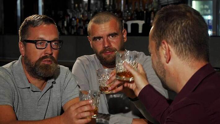 남자 행복 음료 비즈니스 휴가 휴식 미소 사람 세명 친구 독서 식당 축제 우정 모임 알코올 바 비즈니스맨 그룹 결합 긍정 주말 축배 소통 소셜 위스키 코냑 유흥 4K MOV 해외동영상 클립영상 감정 컨셉 관계 주류 표정 상점 와인 직장인 동영상 파일형식