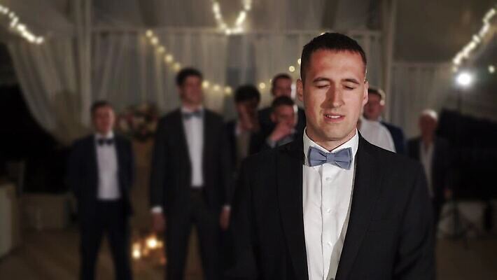 백인 전통 남자 꽃 꽃다발 신랑 결혼 신혼부부 결혼식 실내 사랑 한명 파티 귀여움 저녁식사 축하 던지기 야간 저녁 가터벨트 접수 MOV 해외동영상 슬로모션 클립영상 자연요소 서양인 식물 1 부부 감정 컨셉 모션 촬영기법 사람 이벤트 내부 식사 벨트 신혼 동영상 파일형식