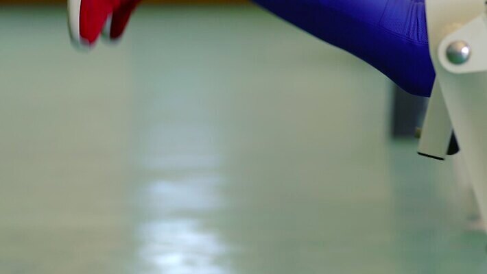 라이프스타일 여자 스포츠 신발 신체 벤치 모션 발 근육 휴식 실내 건강 한명 사람 취미 빨간색 운동복 운동 기계 장비 연습 체육관 클립 체조선수 근육질 언론 동영상 반항 MOV 해외동영상 클립영상 1 옷 컬러 컨셉 의자 운동선수 내부 생활 신체부위 몸매 체조 파일형식