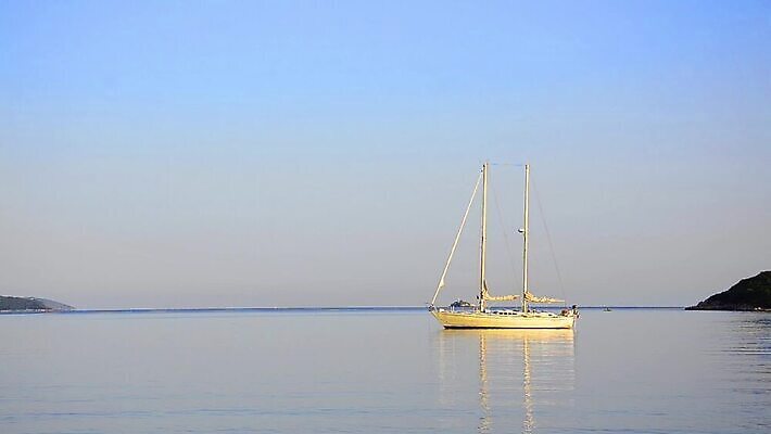 유럽 스포츠 바다 컬러 여행 백그라운드 요트 자연 하늘 휴가 휴식 항해 사람없음 야외 물 파란색 반사 평화 침묵 보트 매끈함 크루즈 그리스 함선 장면 네비게이션 뱃놀이 알바니아 코르푸 수평선 MOV 해외동영상 클립영상 자연요소 나라 컨셉 배_교통 전통놀이 소리 감각 생태계 동영상 파일형식 남유럽