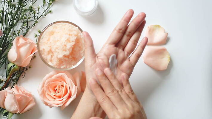 손 여자 꽃잎 백그라운드 한명 신체부위 뷰티 장미 화장품 마사지 피부 크림 피부관리 바르기 테라피 돌봄 수분크림 플랫레이 카피스페이스 4K MOV 해외동영상 클립영상 1 꽃 모션 사람 공백 플랫 동영상 파일형식