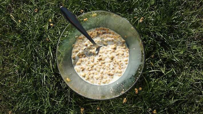 손 음식 백그라운드 건강 요리 잔디 사람없음 초록색 소풍 숟가락 맑음 식사 우유 견과류 시골 신선 조끼 투명 사발 붓기 떨어짐 아침식사 낟알 시리얼 먹기 유기농 날것 쏟아짐 섬유 내추럴 뮤즐리 오트밀 채식주의자 핸드메이드 개암 비건 그래놀라 MP4 해외동영상 슬로모션 클립영상 식물 웰빙 열매 컬러 컨셉 모션 날씨 유제품 촬영기법 수저 신체부위 야외활동 외투 직물 사기그릇 채식 동영상 파일형식 귀리