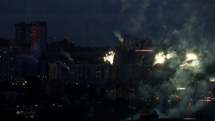 행복 컬러 백그라운드 하늘 불 추상 휴가 불꽃 기념 폭죽 미술 이벤트 사람없음 빨간색 빛 컬러풀 파티 축제 어둠 축하 야간 폭발 7월 4K MOV 해외동영상 클립영상 자연요소 감정 컨셉 무늬 문화예술 날짜 동영상 파일형식