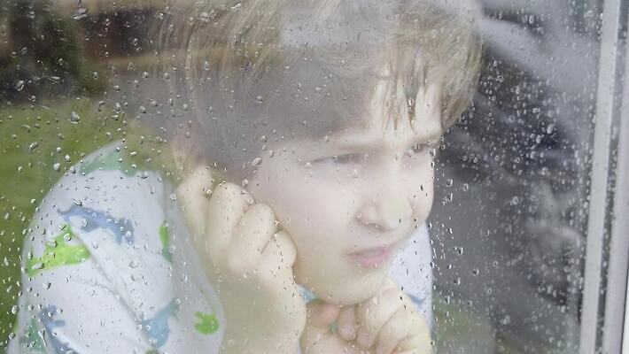 백인 라이프스타일 응시 감정 얼굴 창문 아침 날씨 휴식 주택 아이디어 실내 한명 사람 소년 평화 꿈 슬픔 물방울 관찰 빗방울 나쁜 배려 심각 4K MP4 해외동영상 클립영상 주간 서양인 1 시선 남자 어린이 컨셉 모션 내부 건물 생활 신체부위 비_날씨 동영상 파일형식