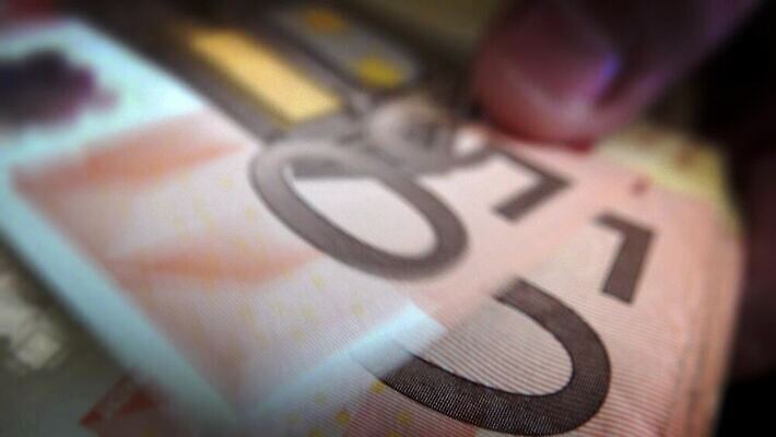 직업 손 남자 종이 백그라운드 지폐 돈 비즈니스 성공 관리 사람 정장 사람없음 금융 사무실 검은색 어둠 거래 저축 유로 잡기 악단 업무 비즈니스맨 계산 시장 재산 닫기 구매 주기 투자 만들기 결제 계산서 월급 빚 마피아 부정부패 세금 카운트 4K MP4 해외동영상 클립영상 옷 음악 컬러 컨셉 모션 신체부위 경제 쇼핑 작업 직장인 동영상 파일형식