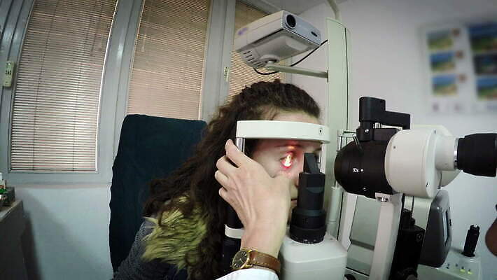 백인 직업 응시 여자 남자 어린이 건강 병원 실험 약 장비 환자 의사 램프 서비스 상담 약속 시력 비전 안과 시력검사 돌봄 광학 검안사 4K MOV 해외동영상 클립영상 서양인 시선 의학 모션 조명 사람 의료진 검사_조사 동영상 파일형식 안경사