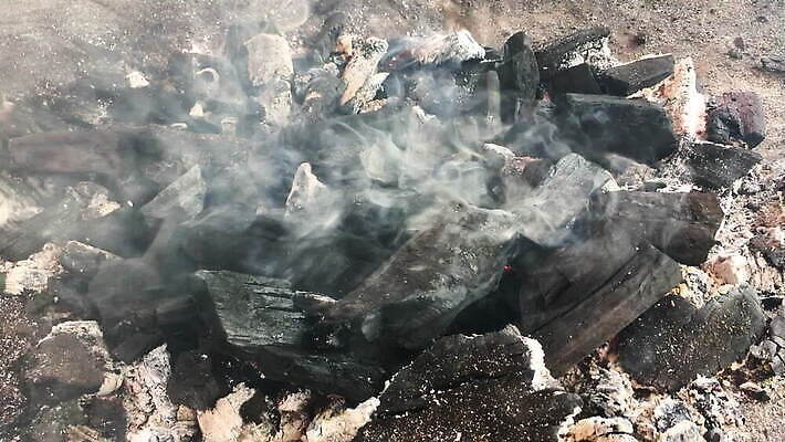 조각 사람없음 목재 햇빛 검은색 에너지 뜨거움 연기 모닥불 어깨 숯 내추럴 연소 석탄 여신 재 화상 탄소 MOV 해외동영상 클립영상 나무 컬러 재료 불 신체부위 태양 상처 동영상 파일형식