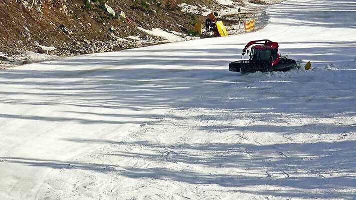 계절 산업 스포츠 겨울 교통시설 자연 하늘 스키 산 풍경 경사 사람없음 야외 빨간색 얼음 힘 기계 장비 추위 흰색 불도저 준비 휴양지 알프스 트랙터 불가리아 절정 눈내림 4K 반스코 MP4 해외동영상 클립영상 자연요소 유럽 컬러 교통 겨울스포츠 눈_날씨 장소 중장비 농기계 시설 생태계 특수차량 동영상 파일형식 남유럽