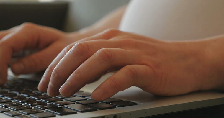 손 신체부위 노트북 타이핑 키보드 업무 작업 4K MOV 해외동영상 클립영상 사람 전자제품 동영상 파일형식