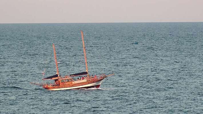 남자 유럽 바다 섬 항해 성인 사람없음 물 재킷 슬픔 보트 이슬람교 땅 그리스 전쟁 칠면조 그리스인 난민 노숙자 떠남 뗏목 시리아 아프가니스탄 옛날 위기 정부 정치 헬프 수평선 이민 국경 4K MP4 해외동영상 클립영상 자연요소 서양인 감정 나라 종교 교통수단 이동 배_교통 중동 모션 조류 사람 외투 도움 동영상 파일형식