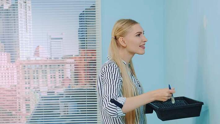 여자 꽃 벽 컬러 창문 아파트 주택 한명 내부 장식 인테리어 사무실 고층빌딩 페인트 방 공구 붓 업무 얼룩 그리기 수리 롤러 페인트붓 화가 DIY 업그레이드 4K MOV 해외동영상 슬로모션 클립영상 식물 직업 1 디자인 비즈니스 모션 촬영기법 사람 빌딩 취미 건물 도구 작업 동영상 파일형식