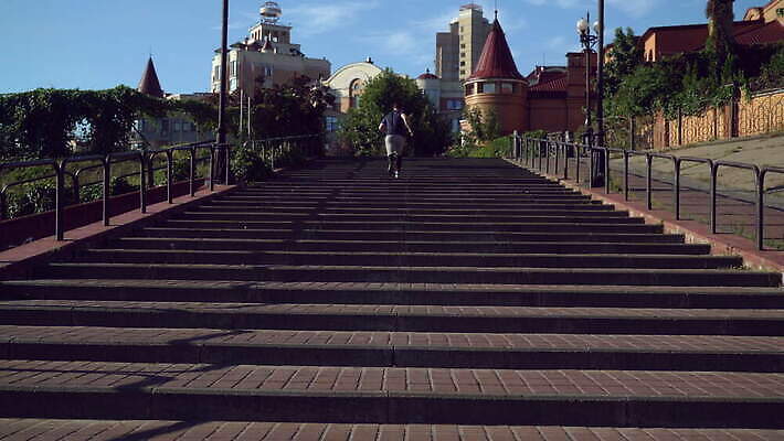 백인 라이프스타일 공원 도로 음악 스포츠 이동 셔츠 반바지 자연 건강 한명 사람 성인 야외 여름 달리기 조깅 계단 도전 도시 어플리케이션 타운 달리기선수 선로 승자 운동가 전력질주 챔피언 자극 4K MOV 해외동영상 클립영상 서양인 1 계절 공공시설 길 컨셉 상의 바지 교통시설 모션 문화예술 생활 운동 생태계 육상선수 동영상 파일형식
