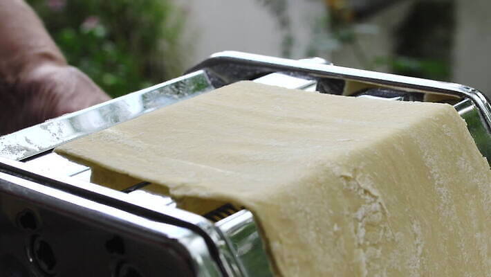 손 여자 줄 음식 빵 탁자 추상 주택 건조 파스타 건강 스파게티 관리 사람 햇빛 노란색 기계 이탈리아 면 업무 수프 자르기 시리얼 국수 반죽 만들기 밀가루 라비올리 라자냐 마카로니 이스트 특별함 핸드메이드 토르텔리니 4K MOV 해외동영상 클립영상 유럽 컬러 가구 컨셉 무늬 모션 서양음식 건물 신체부위 태양 면류 작업 이탈리아음식 가루 동영상 파스타면 파일형식