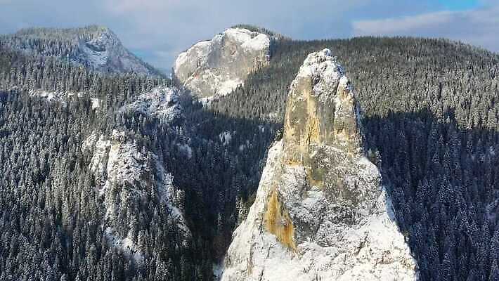 나무 구름 유럽 여행 겨울 자연 하늘 휴가 산 풍경 사람없음 야외 목재 여행객 얼음 하이킹 추위 덮개 흰색 시골 정상 숲 즐거움 서리 장면 암초 전나무 루마니아 절정 폭설 눈내림 4K MP4 해외동영상 클립영상 자연요소 식물 계절 감정 나라 컬러 재료 레저 눈_날씨 사람 뚜껑 자연재해 생태계 동영상 파일형식