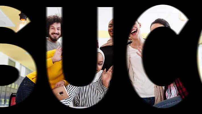 여자 남자 성공 미소 들기 사람 여러명 상반신 성인 단어 스마트폰 검은색 비즈니스맨 비즈니스우먼 그룹 셀프카메라 다민족 성인만 4K MOV 해외동영상 클립영상 문자 컬러 다수 컨셉 비즈니스 모션 표정 핸드폰 스마트기기 사진촬영 직장인 동영상 파일형식