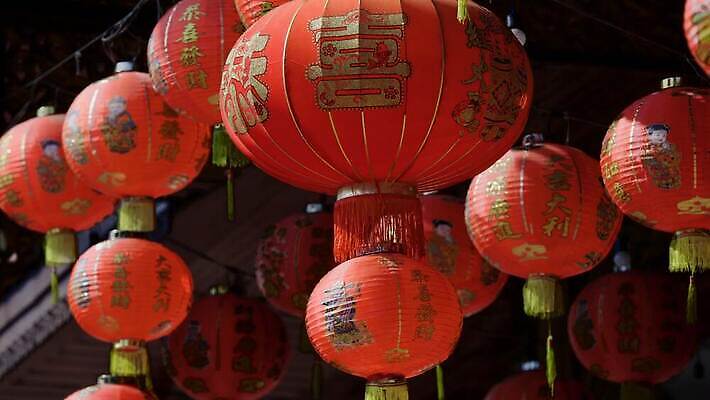 전통 행복 종이 문화 여행 태국 바람 휴가 새해 거리 매달리기 동양인 이벤트 사람없음 장식 빨간색 축제 중국 등불 축하 사찰 행운 그룹 황금 연기 상하이 대만 베트남 베이징 홍콩 말레이시아 싱가폴 차이나타운 춘절 4K MOV 해외동영상 클립영상 자연요소 명절 감정 아시아 컬러 컨셉 종교건축 모션 날씨 조명 인종 관광지 동남아시아 중국전통 동영상 파일형식