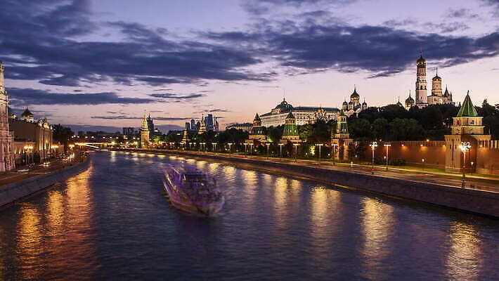 구름 여행 자동차 조명 사람없음 강 도시풍경 황혼 일몰 도시 보트 저녁 러시아 빛망울 랜드마크 모스크바 크렘린궁전 4K 타임랩스 MOV 해외동영상 클립영상 자연요소 유럽 육상교통 배_교통 촬영기법 풍경 빛 노을 궁전 야간 동영상 크렘린 파일형식