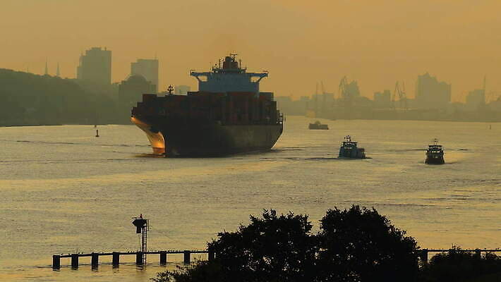 실루엣 산업 교통시설 독일 사람없음 야외 물 강 항구 새벽 보트 눈금 지역 작업도구 함부르크 4K 락다운 MOV 해외동영상 클립영상 자연요소 유럽 교통 배_교통 촬영기법 도구 시설 동영상 파일형식