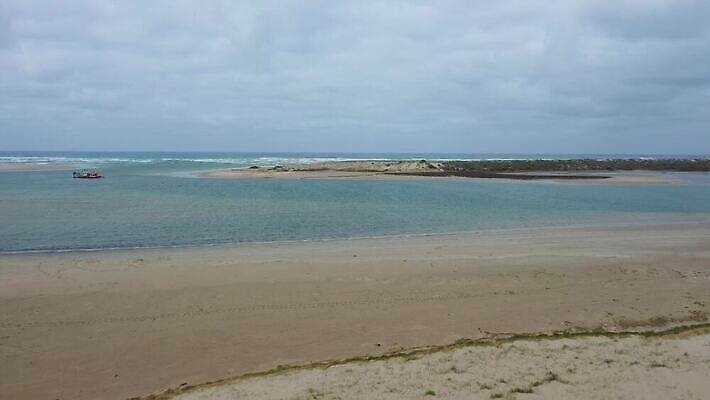 구름 모래 파도 바다 자연 하늘 안테나 풍경 사람없음 야외 초록색 물 파란색 강 갈색 환경 보트 호주 드론 주입구 해일 4K MP4 해외동영상 클립영상 자연요소 컬러 배_교통 통신 오세아니아 자연재해 생태계 동영상 파일형식