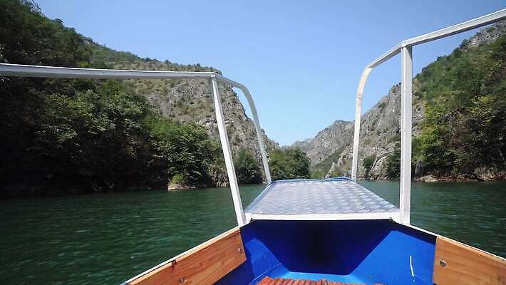공원 유럽 호수 여행 자연 하늘 휴가 산 사람없음 야외 초록색 물 파란색 강 반사 여행객 골짜기 시골 체험 보트 숲 언덕 시력 천국 모터 내추럴 랜드마크 마케도니아 전국 파라다이스 1인칭시점 4K MP4 해외동영상 클립영상 자연요소 시선 공공시설 나라 컬러 컨셉 배_교통 사람 생태계 동영상 파일형식 남유럽
