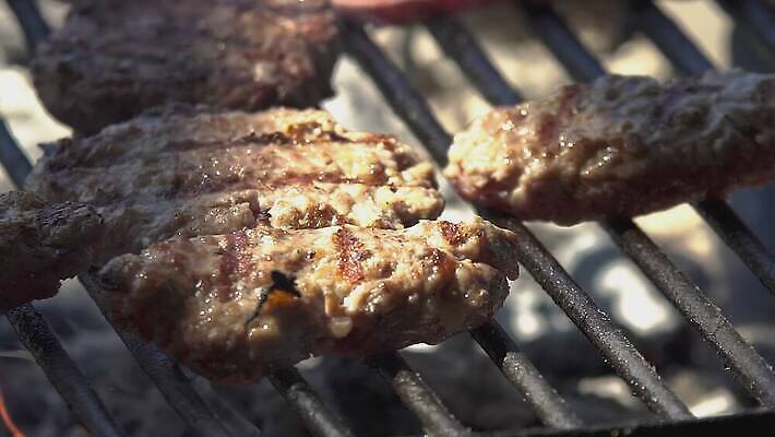 음식 백그라운드 모션 불 육류 스테이크 요리 사람없음 여름 햇빛 소풍 갈색 식사 저녁식사 치킨 스트레칭 소고기 신선 뜨거움 연기 맛 그릴 바비큐 굽기 준비 숯 느림 단백질 핸드메이드 4K MOV 해외동영상 슬로모션 클립영상 자연요소 계절 컬러 컨셉 식재료 주방용품 서양음식 촬영기법 운동 태양 야외활동 구이 동영상 닭고기요리 영양소 파일형식