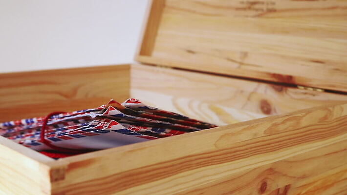 감정 리본 컨셉 포장 통신 관계 봉투 주택 사람없음 내부 상자 햇빛 갈색 낭만 추위 메시지 연결 신비 이별 편지 향수 오브젝트 복고 엽서 패키지 수납 짐싸기 유지 숨김 국제우편 옛날 편지쓰기 MOV 해외동영상 클립영상 컬러 건물 태양 화장품 기록 우편물 동영상 파일형식