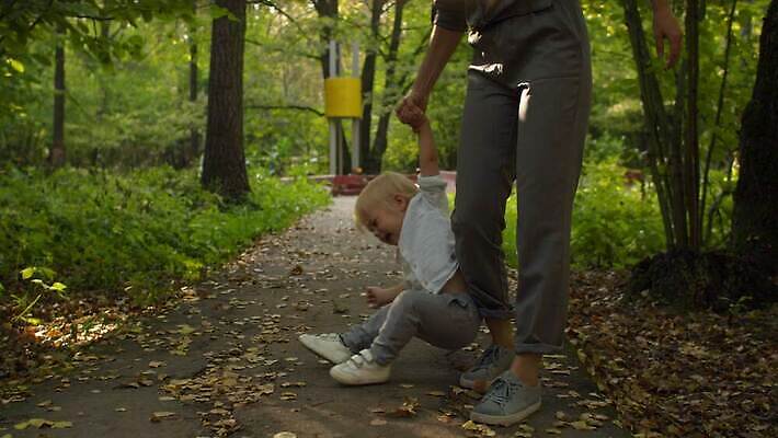 백인 공원 여자 남자 아들 어린이 가족 자연 엄마 함께함 사랑 사람 앉기 소년 야외 두명 초록색 금발 걷기 외침 산책 분노 아기 작음 걸음마 4K MOV 해외동영상 슬로모션 클립영상 서양인 헤어스타일 공공시설 감정 컬러 컨셉 관계 모션 휴식 촬영기법 소리 크기 생태계 동영상 파일형식